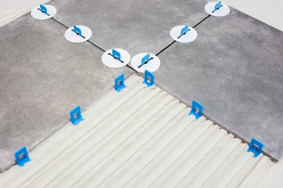 Использование плиточных клиньев для ровного укладки плитки