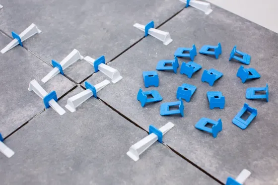 Использование плиточных клиньев для ровного укладки плитки