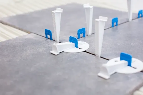 Использование плиточных клиньев для ровного укладки плитки