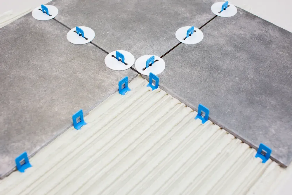 Клиньелері мен прокладкалары бар плитка - төсеу дәлдігі үшін