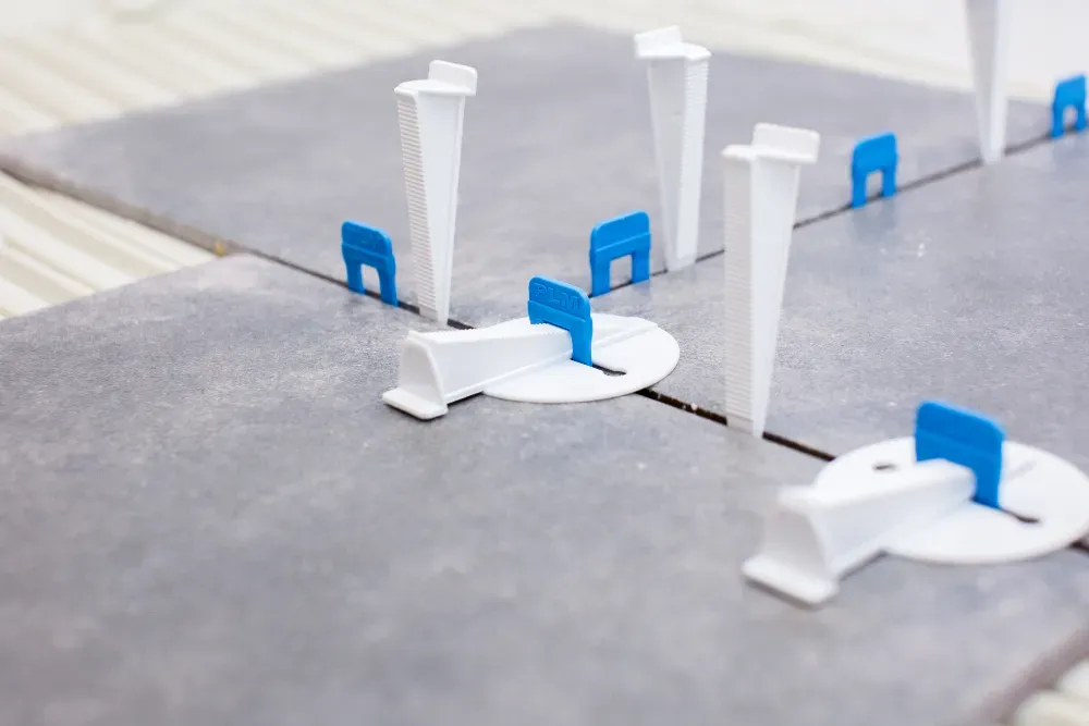 Клиньелер мен прокладкаларды пайдалану арқылы плиткаларды төсеу