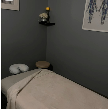 Спокойная массажная комната с кроватью и предметами интерьера