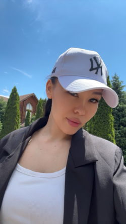 Спокойная массажная комната с кроватью и предметами интерьера