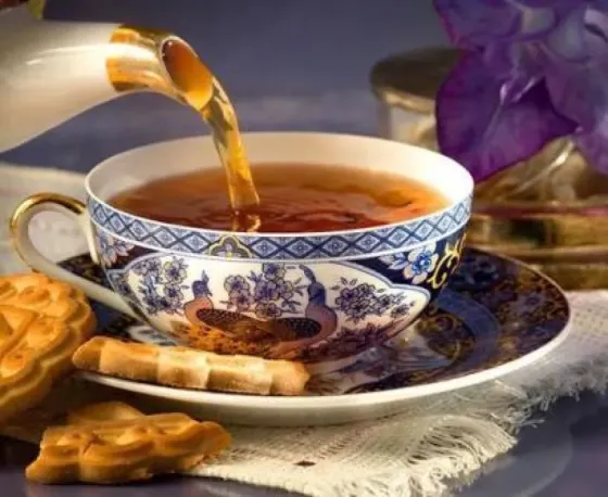 Парная с вениками и человеком на скамейке