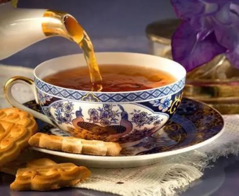 Чашка чая с печеньем на столе