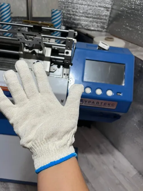 Қолға киілген қолғап, текстиль шеберханасында дөңгелек тоқу машинасының жанында