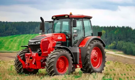 Вилочный погрузчик операторы өндірістік алаңда