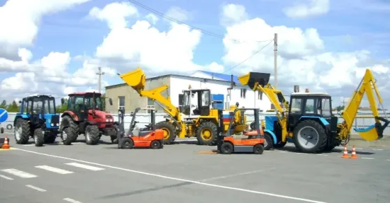 Вилочный погрузчик операторы өндірістік алаңда