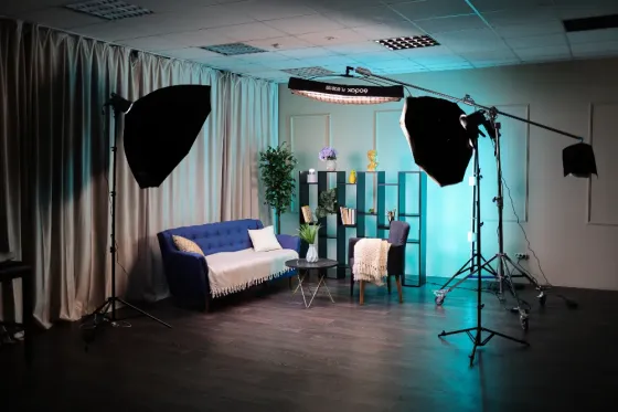 Студия для подкастов с растениями и картинами на стене