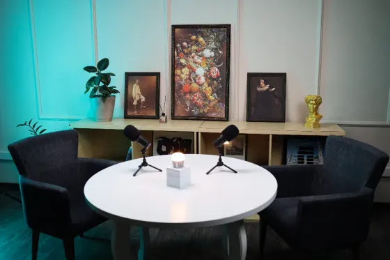 Студия для подкастов с растениями и картинами на стене