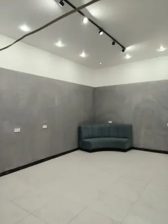 Дом с окнами, современный фасад, зеленое пространство