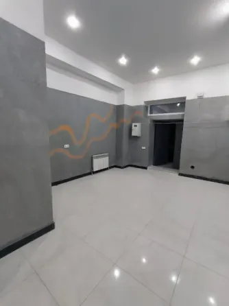 Дом с окнами, современный фасад, зеленое пространство