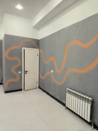 Дом с окнами, современный фасад, зеленое пространство