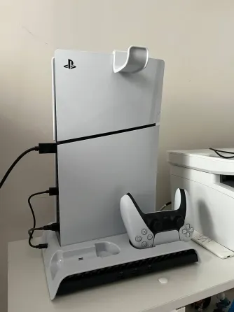PlayStation 5 ойын консолы, контроллер стендінде