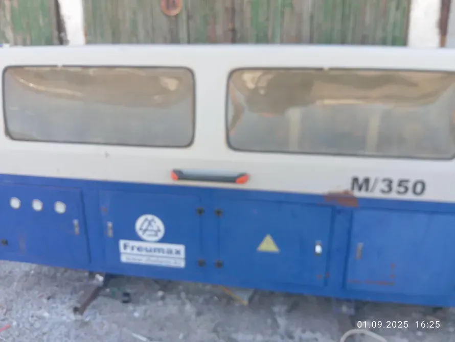 Машина для упаковки M/350 с кнопками управления и функциональными элементами