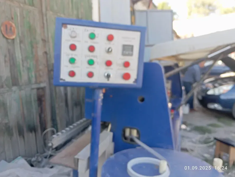 Панель управления с индикаторами на упаковочной машине