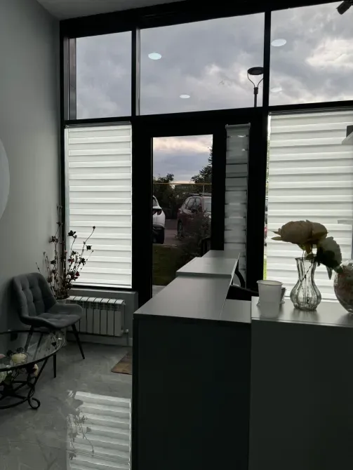 Уютный уголок с окном, переплетенным с внешним пространством