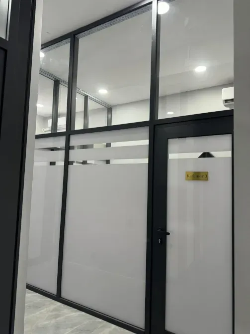 Стеклянные перегородки и двери в современном офисном пространстве