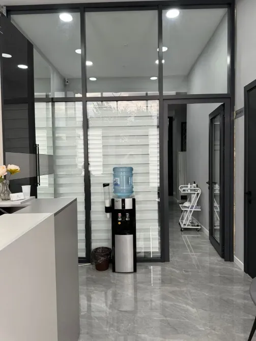 Интерьер с кулером для воды и стеклянными перегородками между кабинетами