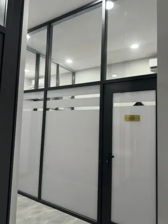 Заманауи интерьердің қабылдау бөлмесі, сұр жиһазбен және үлкен тереземен