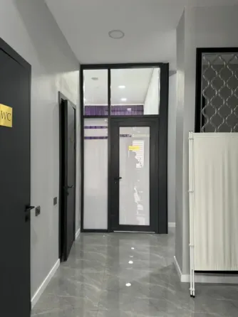 Заманауи интерьердің қабылдау бөлмесі, сұр жиһазбен және үлкен тереземен