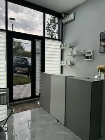 Заманауи интерьердің қабылдау бөлмесі, сұр жиһазбен және үлкен тереземен