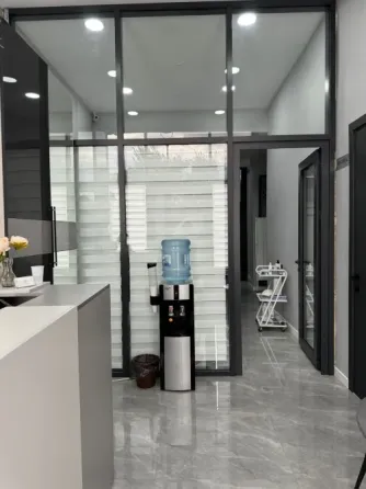 Заманауи интерьердің қабылдау бөлмесі, сұр жиһазбен және үлкен тереземен