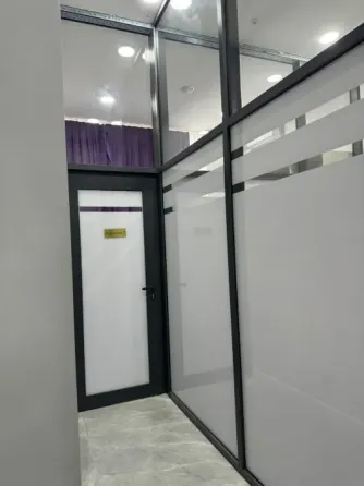 Заманауи интерьердің қабылдау бөлмесі, сұр жиһазбен және үлкен тереземен