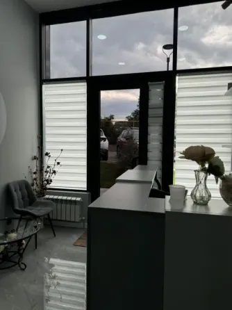 Заманауи интерьердің қабылдау бөлмесі, сұр жиһазбен және үлкен тереземен