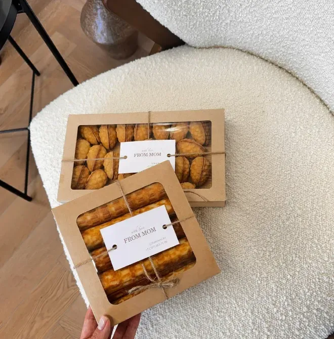 Коробки с домашней выпечкой, пирожки и сладости, упаковка в крафт-бумаге