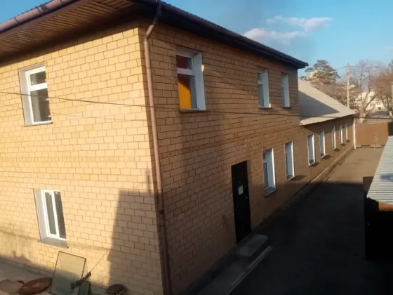 Здание с кирпичной отделкой и окном на первом этаже