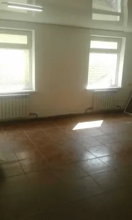 Здание с кирпичной отделкой и окном на первом этаже