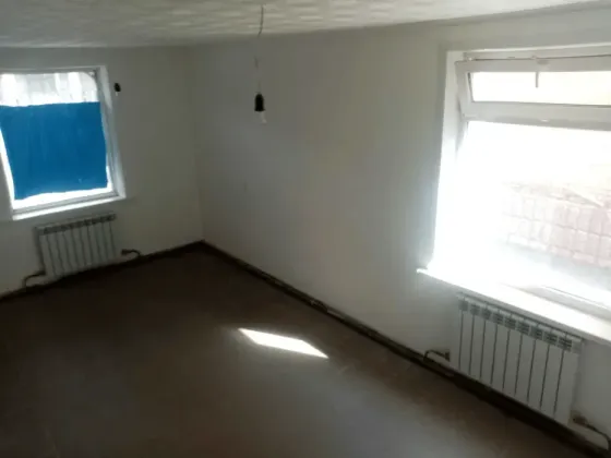 Здание с кирпичной отделкой и окном на первом этаже