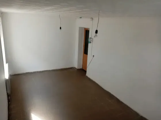 Здание с кирпичной отделкой и окном на первом этаже