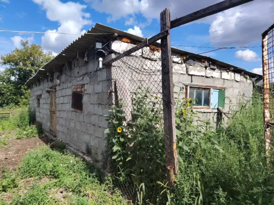 Старая дача с деревянной крышей и лестницей