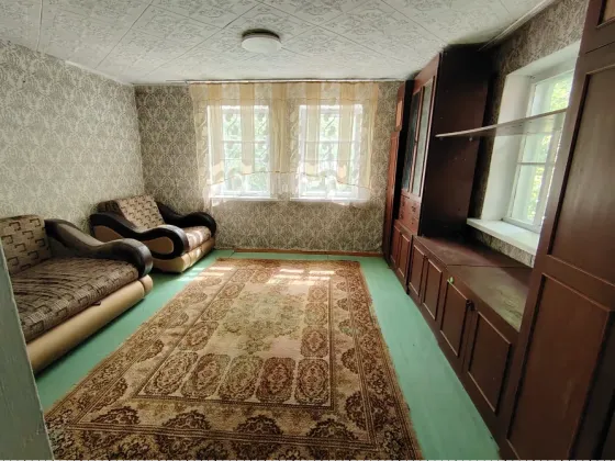 Старая дача с деревянной крышей и лестницей