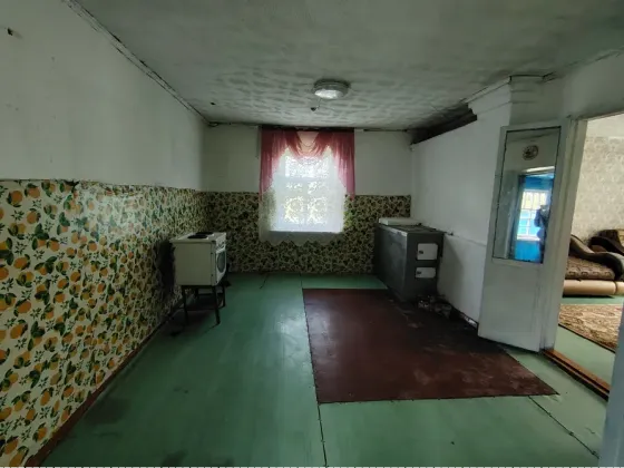 Старая дача с деревянной крышей и лестницей