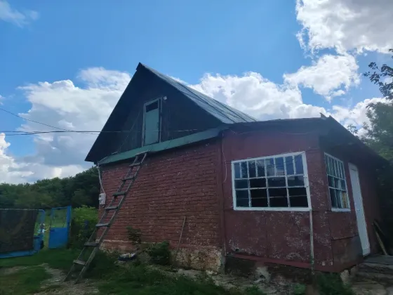 Старая дача с деревянной крышей и лестницей