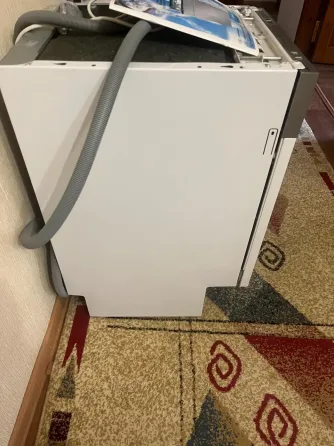 Су жүктеу жүйесі бар кір жуғыш машина, кілем жабынына орнатылған