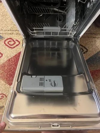 Су жүктеу жүйесі бар кір жуғыш машина, кілем жабынына орнатылған