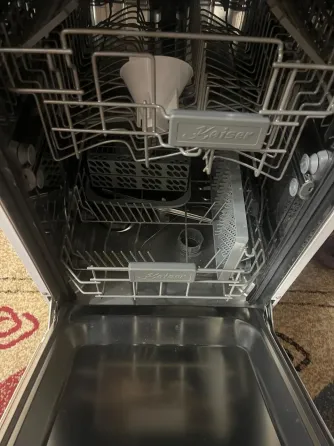 Су жүктеу жүйесі бар кір жуғыш машина, кілем жабынына орнатылған