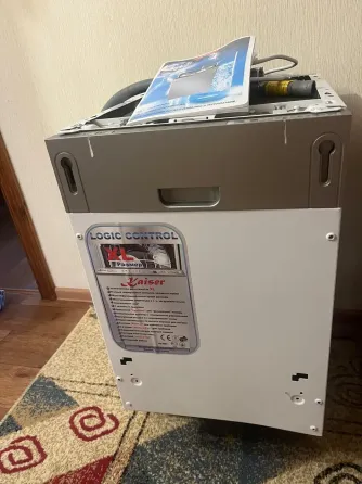 Су жүктеу жүйесі бар кір жуғыш машина, кілем жабынына орнатылған