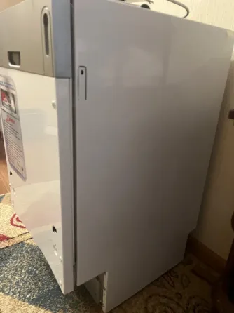 Су жүктеу жүйесі бар кір жуғыш машина, кілем жабынына орнатылған