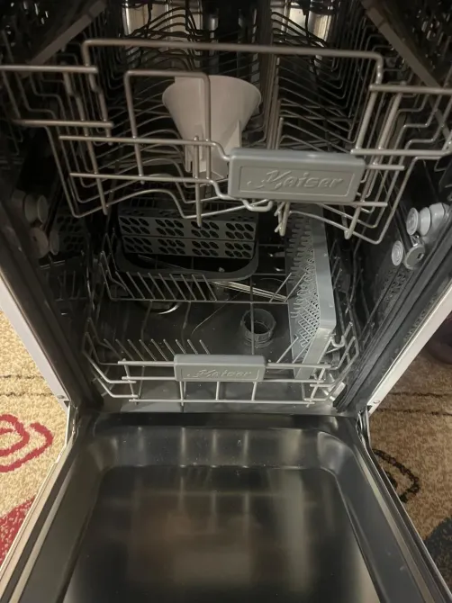 Су жүктеу жүйесі бар кір жуғыш машина, кілем жабынына орнатылған