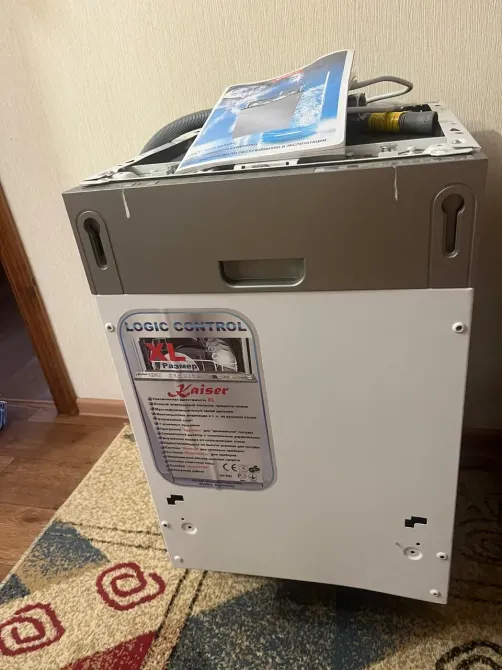 Кір жуғыш машинаның логотипі мен нұсқаулары бар басқару панелі