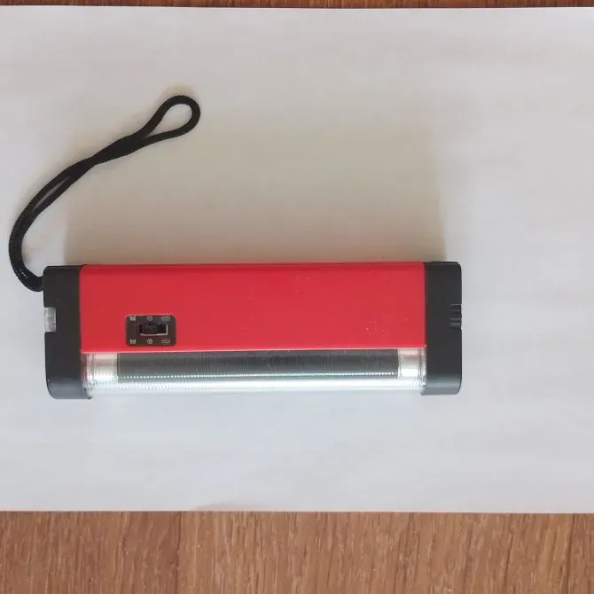 Портативный фонарь красного цвета с ручкой и USB-разъемом для зарядки