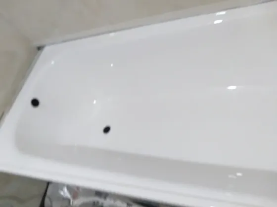 Современная кухня с белыми шкафчиками и газовой плитой