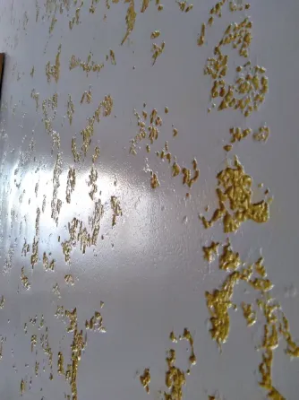 Современная кухня с белыми шкафчиками и газовой плитой