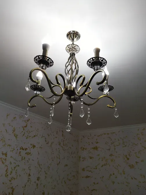 Чаша люстры с подвесными деталями