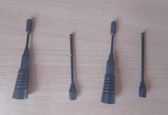 Төрт қара құралдар, әртүрлі ұзындықтар мен пішіндерде, ағаш бетінде орналасқан.